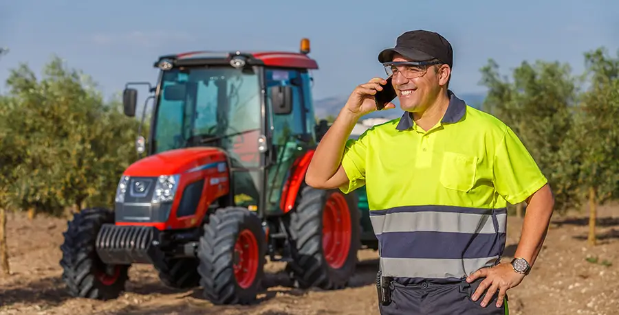 imagen de un agricultor pidiendo cita por télefono - Campos de Jaén
